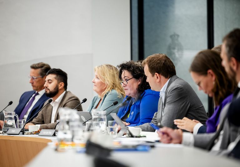 Joost Eerdmans (JA21), Dogukan Ergin (Denk), Mariëtte Patijn (GroenLinks-PvdA), Caroline van der Plas (BBB), Bart van Kent (SP) en Mirjam Bikker (ChristenUnie) in de Tweede Kamer tijdens het commissiedebat van Sociale Zaken en Werkgelegenheid over arbeidsmigratie. Foto: ANP