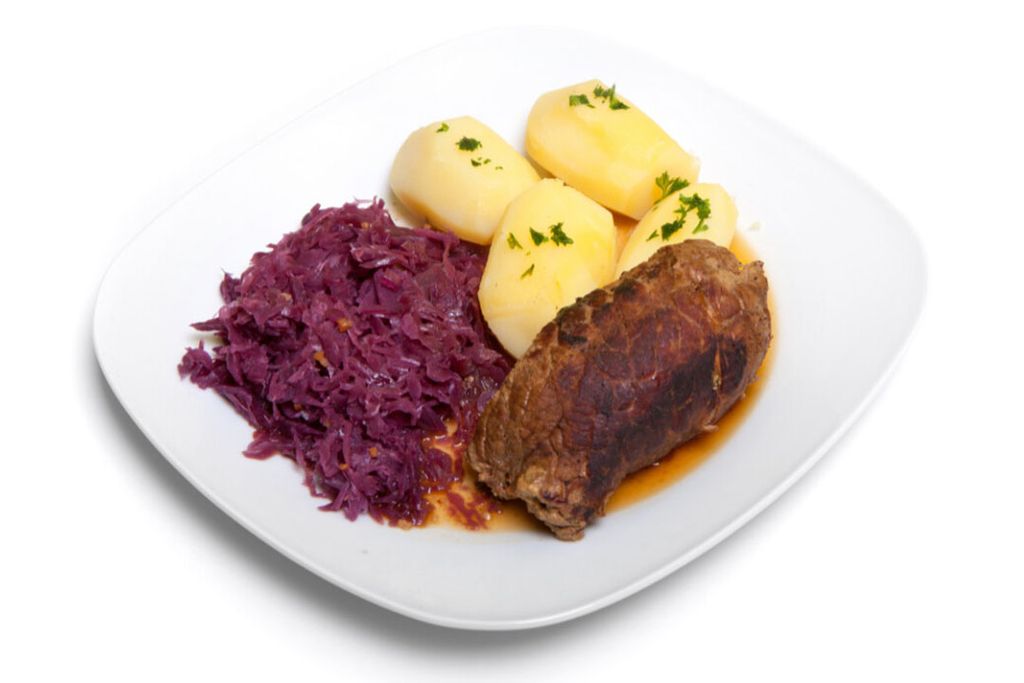 Consumenten zijn volgens een rapport van Rabobank moelijk aan ander voedsel dan het traditionele AVG'tje te krijgen: aardappelen, vlees en groente. - Foto: Canva/Fleckus