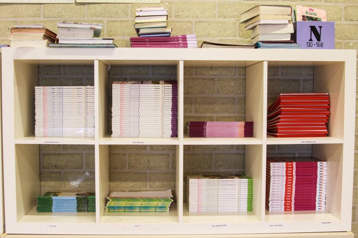 Een boekenkast in een schoolklas. Volgens ZLTO ergeren veel boeren en tuinders zich aan de eenzijdige of onjuiste informatie die in media en boeken over hun vakgebied wordt verspreid. Foto: ANP