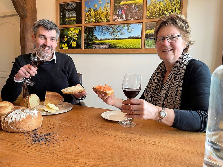 Erik Ligtenberg van Sonneveld en Annie Kleverkamp van Colzaco eten van het koolzaadbrood. - Foto: Sonneveld