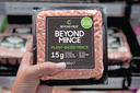 Beyond gaat minder vleesimitaties maken en meer pure plantaardige eiwitrijke producten. Foto: Beyond Meat