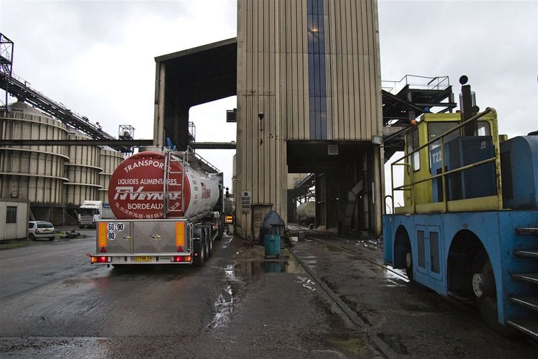 Vrachtwagen bij een fabriek van Saipol. Het bedrijf haalt alle grondstoffen uit Frankrijk zelf. - Foto:  Frederic Janisset/ASK Images