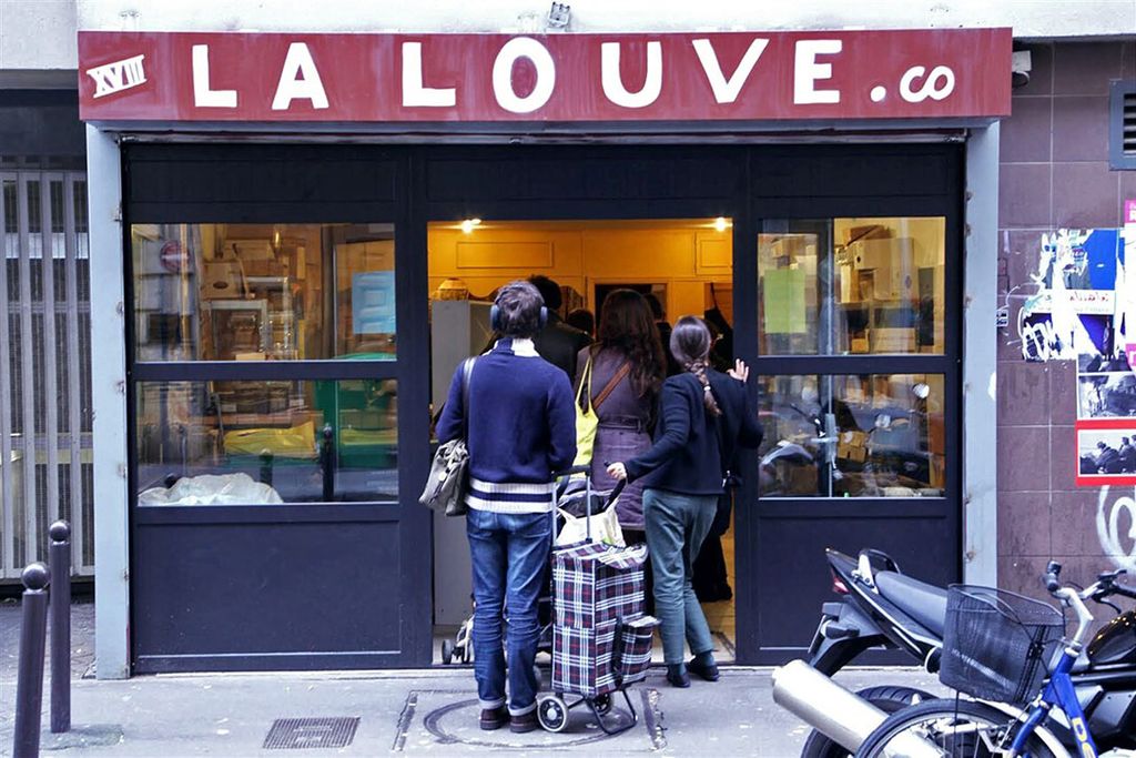 Klanten van La Louve zijn betalende leden, die ook vrijwillig werken in de supermarkt. Daardoor kunnen de prijzen laag blijven. - Foto: ANP
