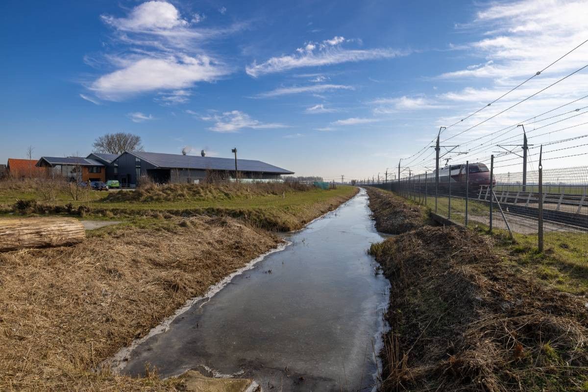 Deze sloten langs de HSL door de Hoekse Waard waren nooit in beeld bij het waterschap. Maar het is een watersnelweg die helpt om water af te voeren; een potentiële uitkomst. Foto: Peter Roek