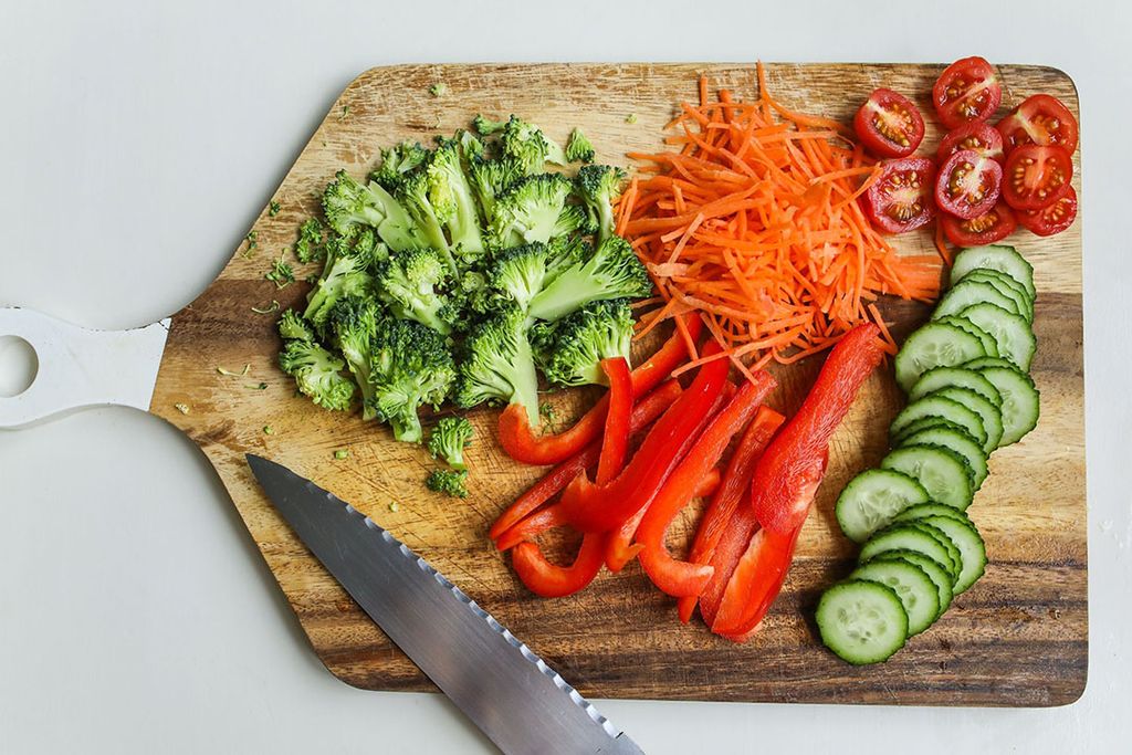 De onderzoekers geven aan dat de consumptie van groenten, tomaten en kool, al binnen enkele uren effect heeft op het menselijk lichaam. Foto: Canva