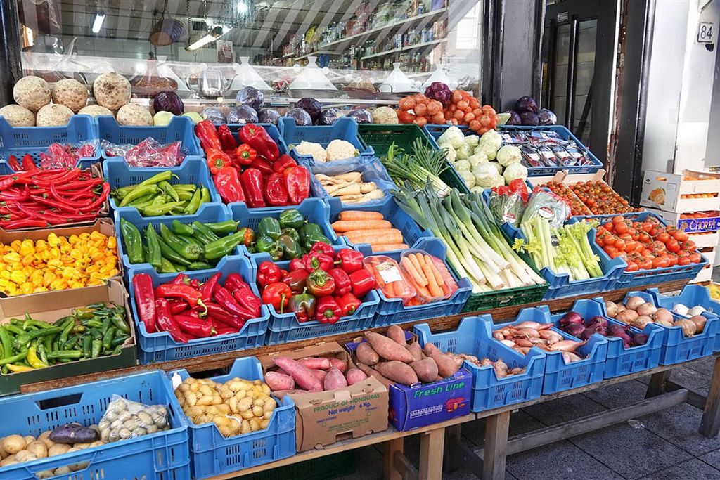 Winkel in Amsterdam. Provincie Noord-Holland heeft de ambitie dat in 2030 25% van het eten uit de regio komt. - Foto: ANP