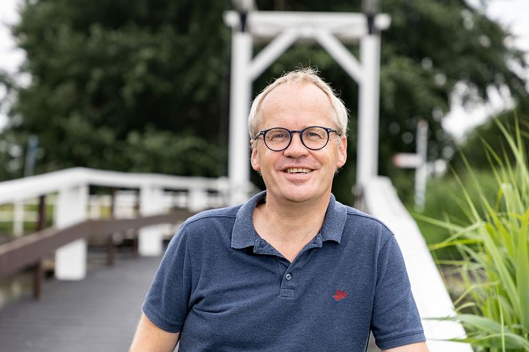 Michaël Wilde (51) is directeur Bionext. De ketenorganisatie telt 24 werknemers en vertegenwoordigt de belangen van boeren (Biohuis), handel (BioNederland) en speciaalzaken (Biowinkelvereniging). Samen met de voorzitters van deze drie verenigingen vormt Wilde het dagelijks bestuur. Dit dagelijks bestuur legt weer verantwoording af aan de algemene ledenraad. - Foto: Herbert Wiggerman