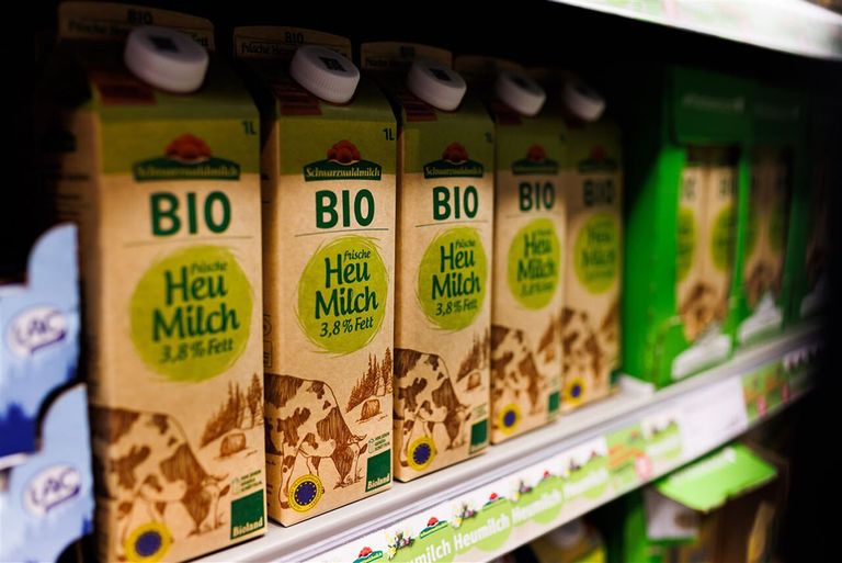 Duitse biologische melk gaat vooral naar dagverse zuivelproducten. Via dit kanaal is het moeilijker om kostenstijgingen door te berekenen dan via afzet op de wereldmarkt. - Foto: ANP