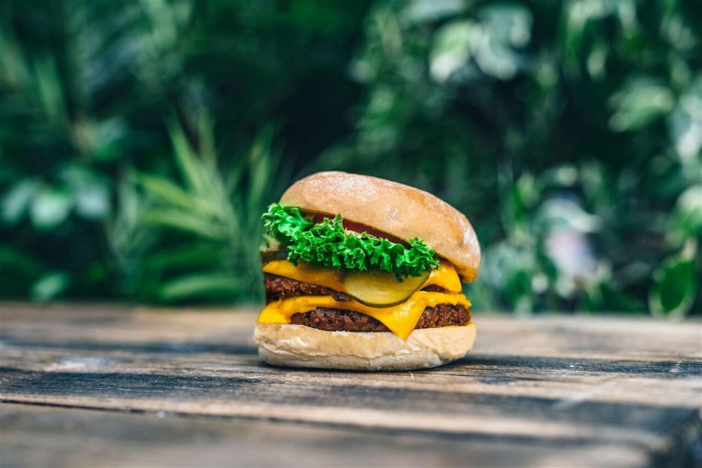 Neat Burger, dat onder meer gesteund wordt door F1-coureur Lewis Hamilton en door één van de oprichters van Beyond Meat, heeft nieuw kapitaal opgehaald. Foto: ANP