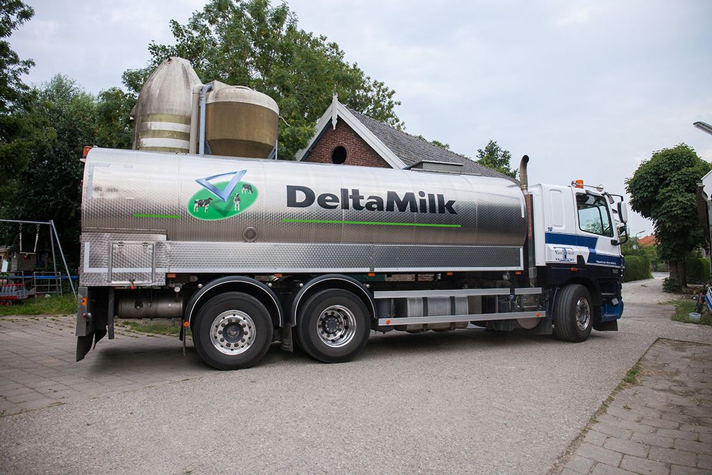 Een RMO van DeltaMilk haalt de melk op van melkveehouder. - Foto: Herbert Wiggerman