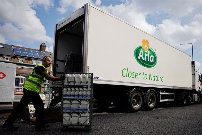 Een chauffeur van Arla bezorgt zuivel bij een supermarkt in Londen. - Foto: ANP