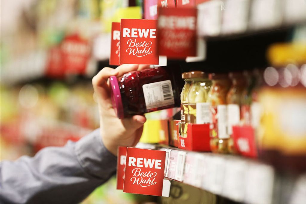 Beeld uit een supermarkt van Rewe. Het concern boekte een recordomzet in 2020. - Foto: ANP