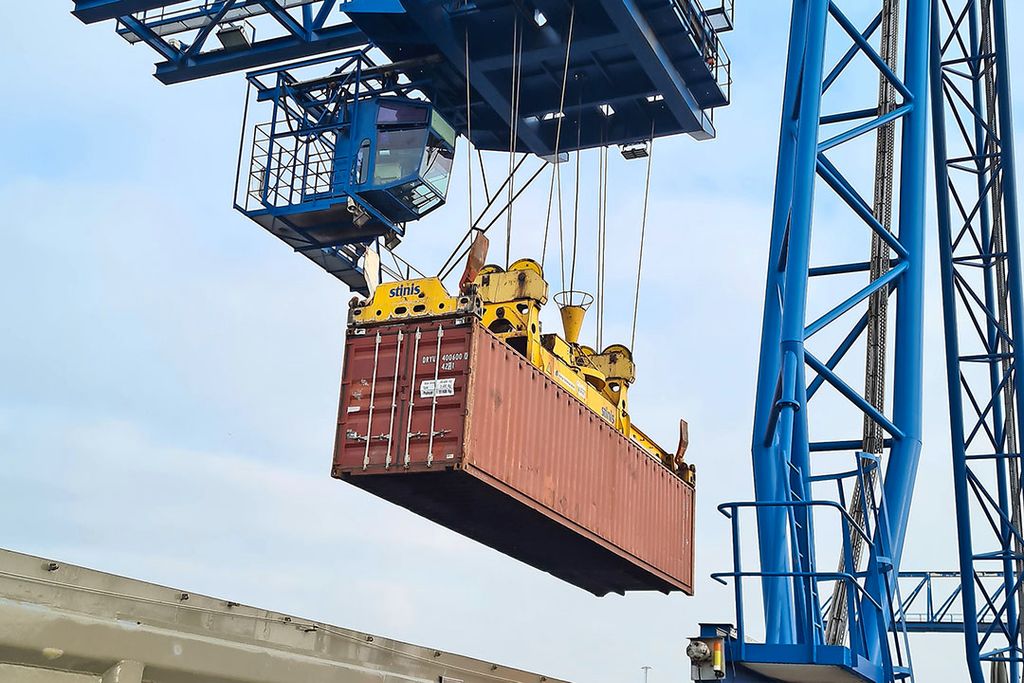 Container met suikerbieten wordt in binnenschip gezet. Van Born (L.) naar Moerdijk is 18 uur varen. - Foto: Misset