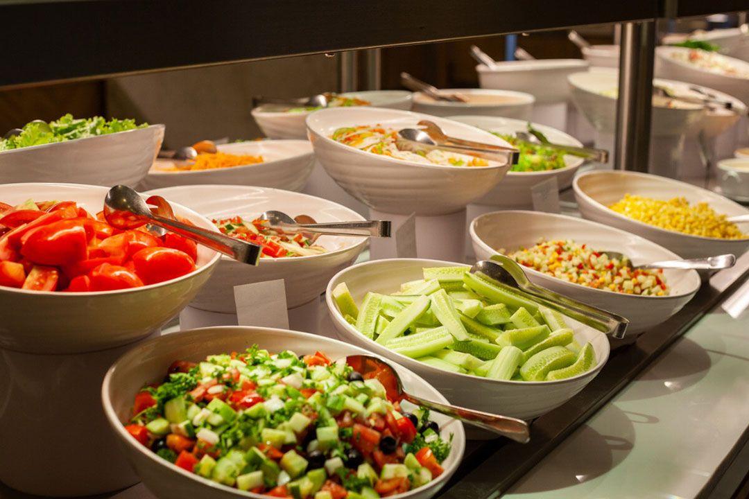 In een motie riepen GroenLinks en BBB op om te onderzoeken hoe bedrijfsrestaurants kunnen overschakelen op biologisch. - Foto: Canva/LuffyKun