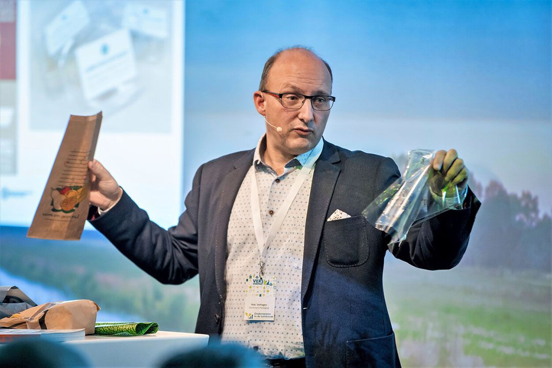 Rob Verhagen van Oerlemans Packaging: “Recyclebaarheid is een sleutelwaarde voor een verpakking, en plastic is veel vaker te recyclen dan papier.” - Foto: Koos Groenewold