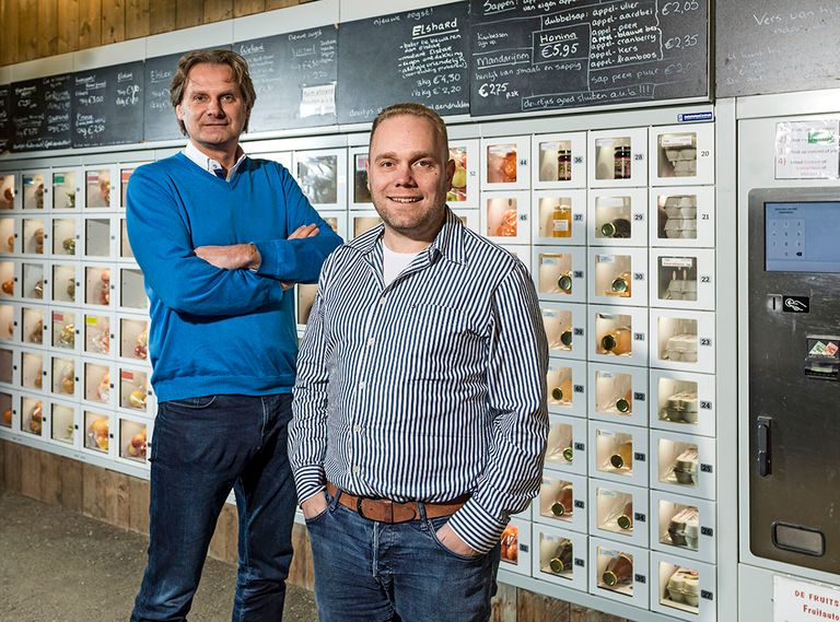 Links: Sander Sciarone, rechts: partner Frans Vermunt voor de Lockblox-automaat. De afzet van verkoopautomaten is enorm gestegen. - Foto: Innovend