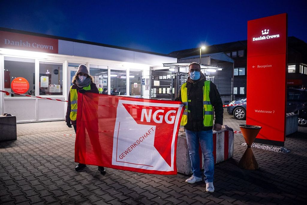 Leden van de vakbond NNG roepen bij de vestiging van Danish Crown in Oldenburg op tot staking. - Foto: ANP