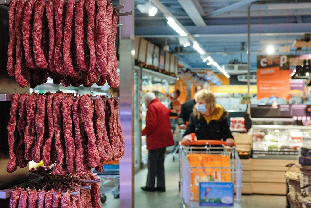 Naast het reguliere Coop-assortiment staan lokale producten van boeren uit de buurt in het schap. -Foto: Jan Willem van Vliet