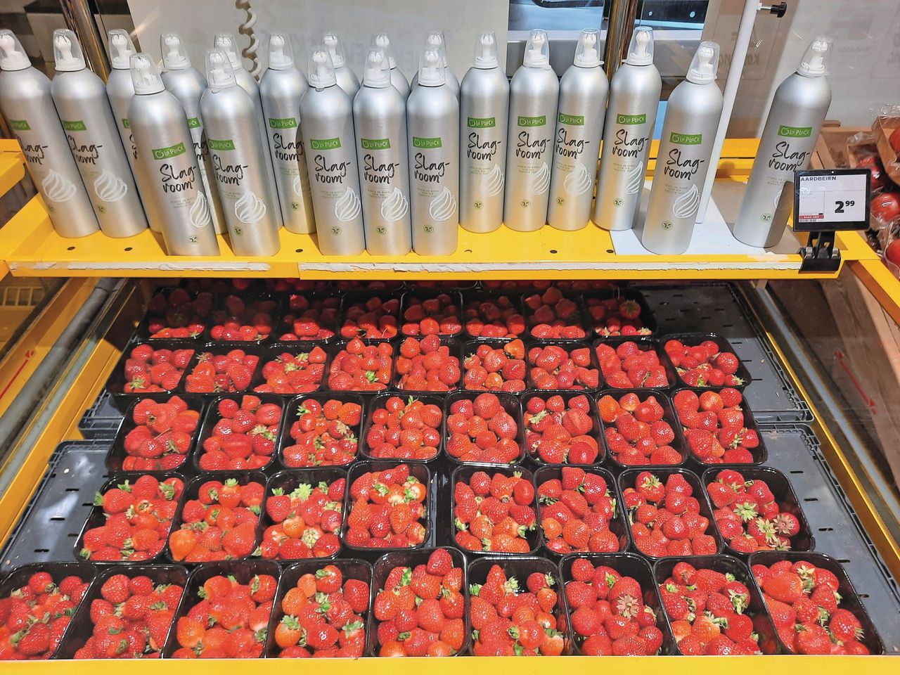 Aardbeien met slagroom in het winkelschap van Jumbo. Foto's: Harry Stijger