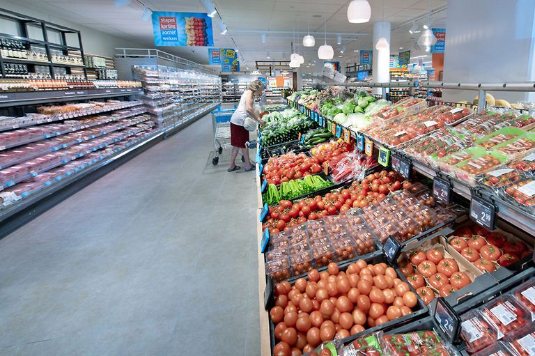 De groente- en fruitafdeling in een AH-supermarkt. Gangbaar product naast biologisch leggen is vaak nadelig voor biologisch product, concludeert het Louis Bolk Instituut. - Foto: Albert Heijn, Yasmin Hargreaves