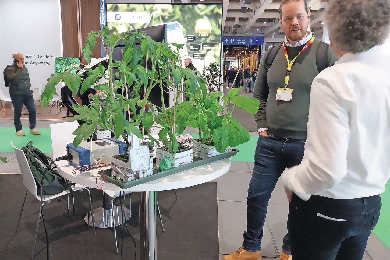 De sensoren van Vivent Biosignals worden steeds kleiner en makkelijker aan te brengen. In appelboom- of wijngaarden kun je met 8 per hectare een goed beeld krijgen. Foto: Ton van der Scheer