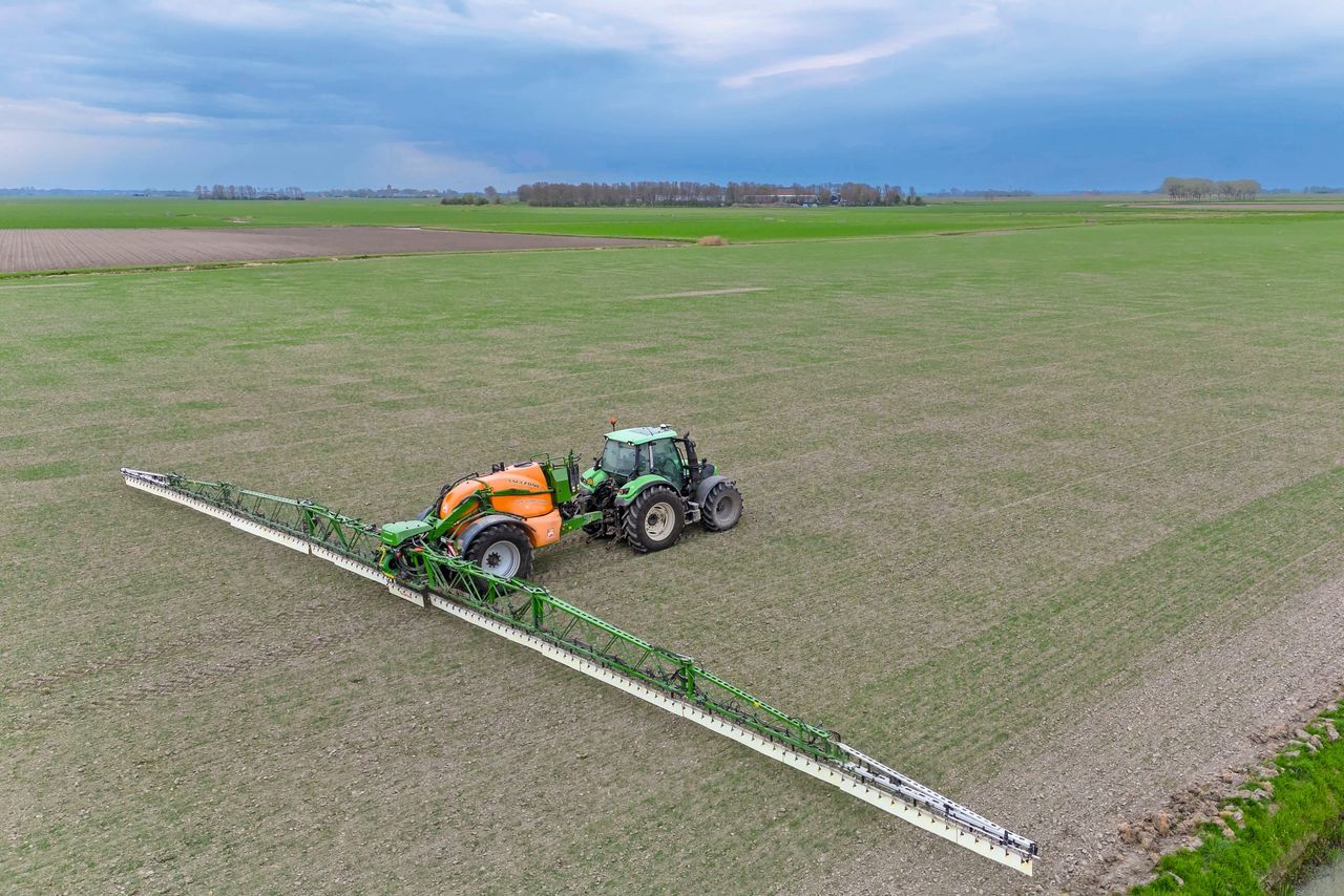 Een sleepdoek kan behalve driftvermindering ook een betere indringing in het gewas bevorderen. In de praktijk blijkt het systeem ook op kale grond goed te werken waardoor het breed inzetbaar is. Foto: Mark Pasveer