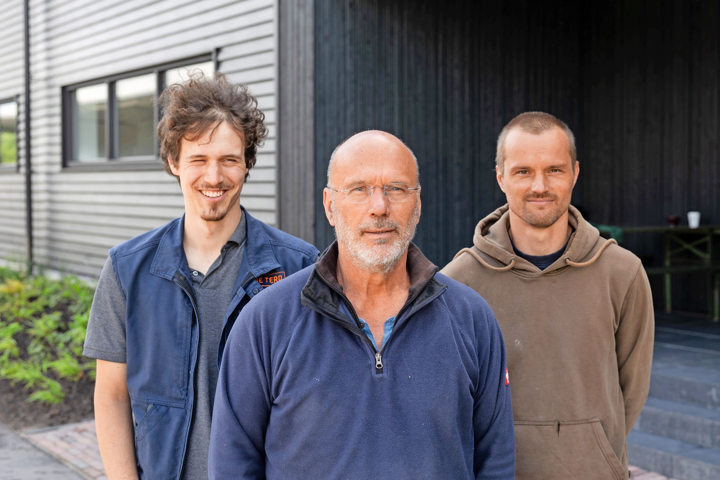 Jeroen en Rinke Robbers van De Terp Squashpackers (Erichem, Gld) boeren op 65 hectare, waarvan 20 hectare biologische squashpompoenen. Ze hebben tien vaste arbeidskrachten, in de oogsttijd aangevuld met Roemeense seizoenkrachten. De Terp Squashpackers oogst en verwerkt voor 25 biologische telers de pompoenen. Dat gaat om ruim 250 hectare. Vanaf half februari tot half juli komen de pompoenen uit Nieuw-Zeeland, Zuid-Afrika of Argentinië. Dat gaat om 3.000 ton. In totaal verwerkt De Terp jaarrond 8.000 ton aan pompoenen.