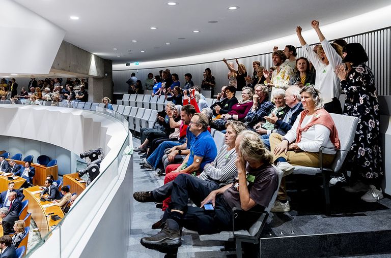 Klimaatactivisten van Extinction Rebellion juichen  op de publieke tribune van de Tweede Kamer. Blij met een dooie mus? - Foto: ANP