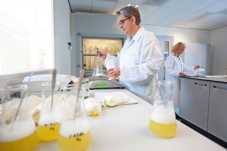Laboratoriumonderzoek. De voedselveiligheid moet groot blijven, maar voedselinnovatie is hard nodig en toelating van nieuwe producten moet slimmer en sneller kunnen. Foto: Jan Willem Schouten
