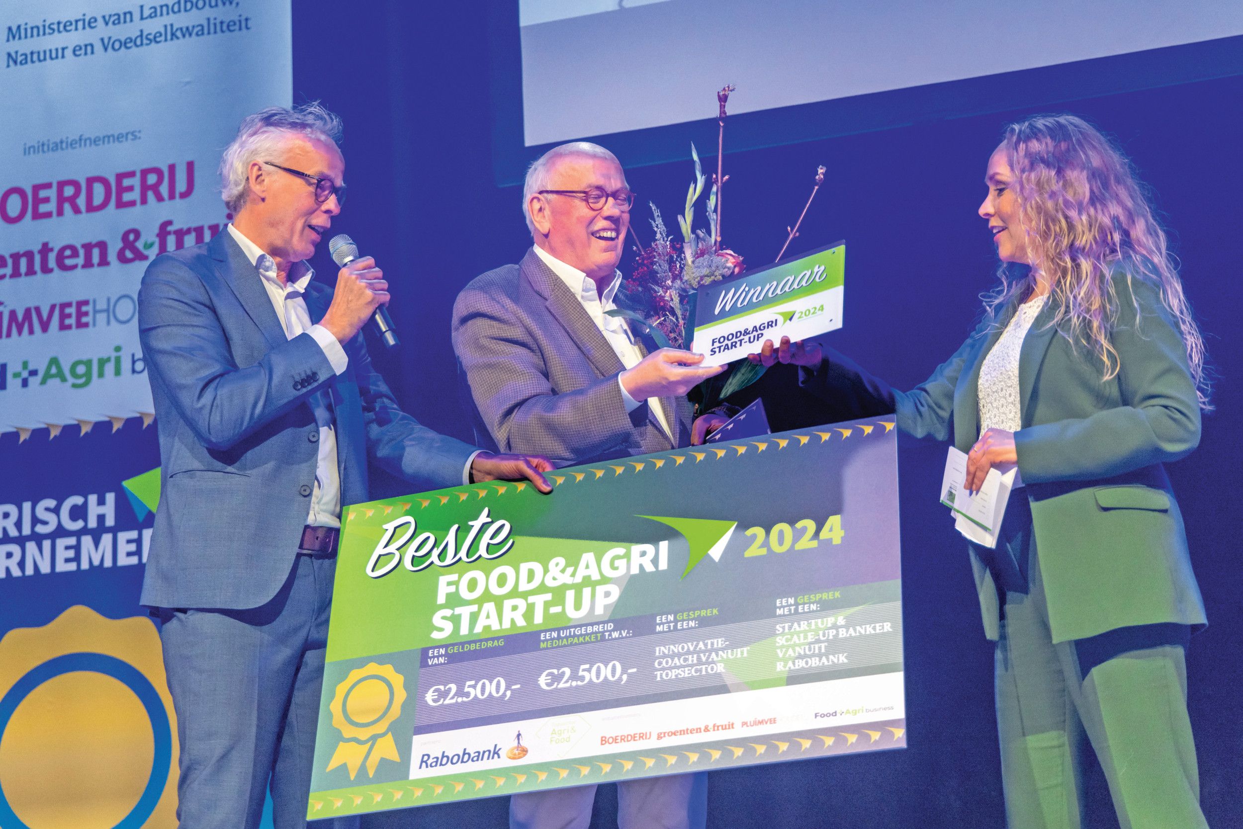 Ad van Vught neemt namens Time Travelling Milkman de prijs voor Beste Food&Agri Start-up 2024 in ontvangst. Dit jaar is er een derde prijs bij: voor Jong Agrarisch Talent. Foto: Koos Groenewold