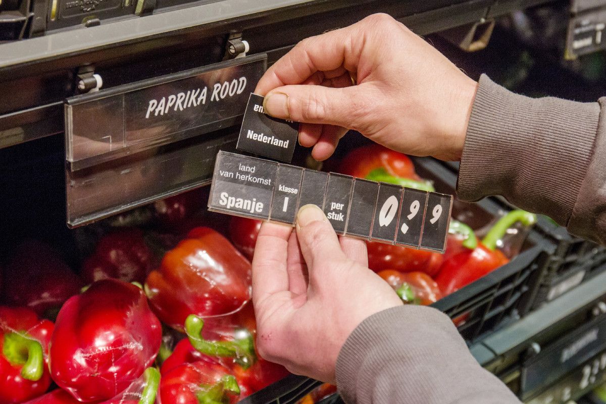 Groenten&Fruit bekeek bij diverse supermarkten hoeveel Spaanse glasgroente zij in de schappen hebben liggen. Foto: Herbert Wiggerman