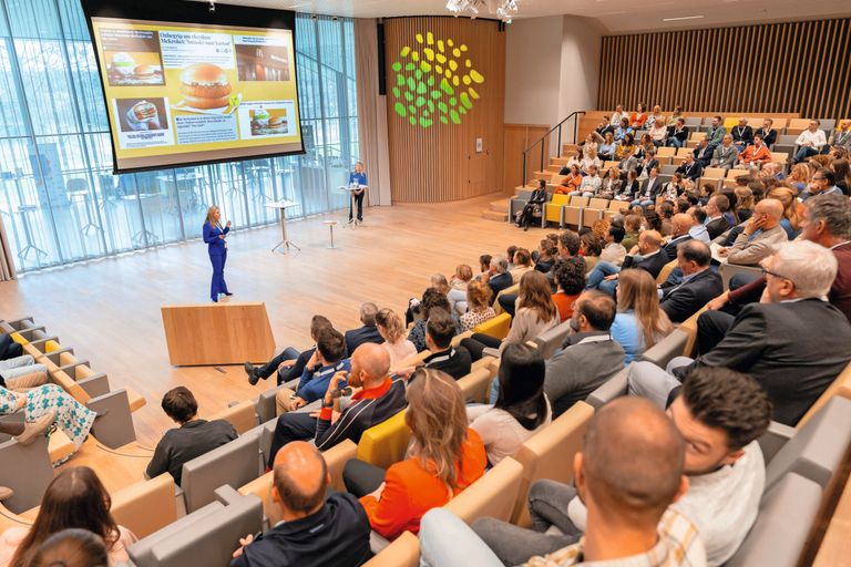 Dolly van den Akker (McDonald's) was een van de sprekers op het Eiwit Congres in 2025. Het thema van het Eiwit Congres 2026 is: Smaakt naar meer! Foto: Jan Willem Schouten