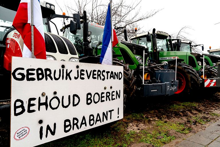 13 december 2019: boeren protesteren bij het provinciehuis van Noord-Brabant tegen het stikstofbeleid van de provincie. - Foto: ANP