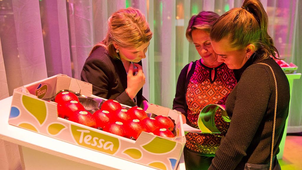 Telers van FruitMasters konden de Tessa-appel bekijken en proeven op de Telersdag. - Foto: FruitMasters