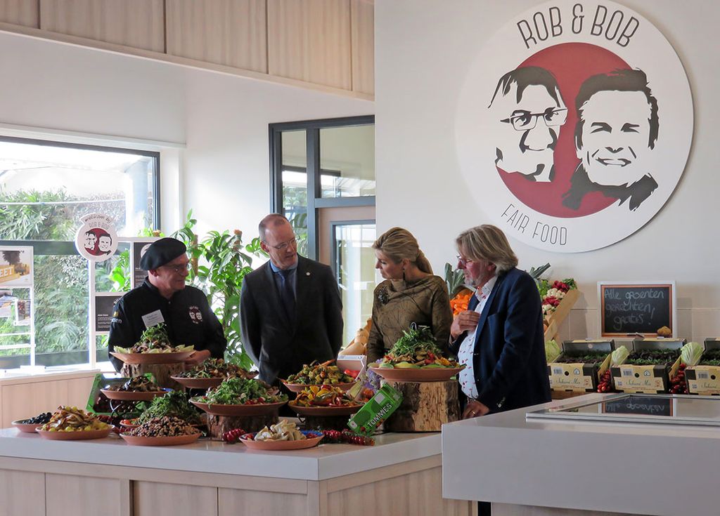 Rob Baan ontving vier jaar geleden Klaas Knot en koningin Maxima op zijn bedrijf inclusief het bedrijfsrestaurant. - foto: Ton van der Scheer