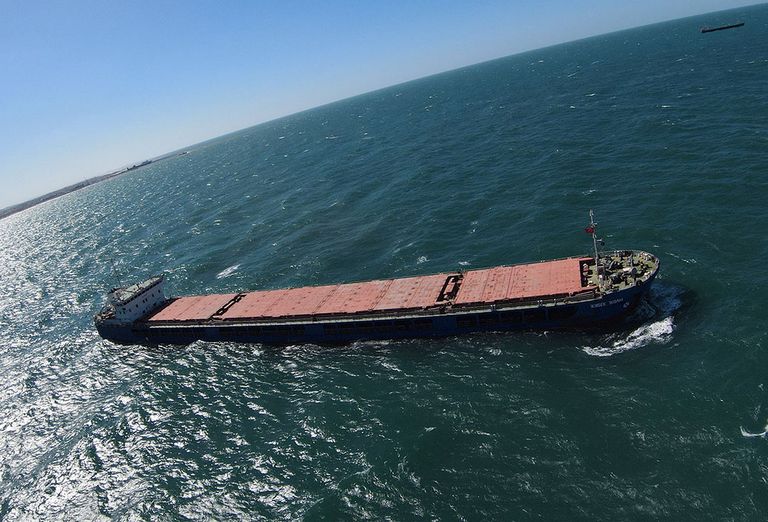 Het Russische vrachtschip Zhibek Zholy is tegengehouden voor de haven van het Turkse Karasu. - Foto: Reuters/Mehmet Emin Caliscan
