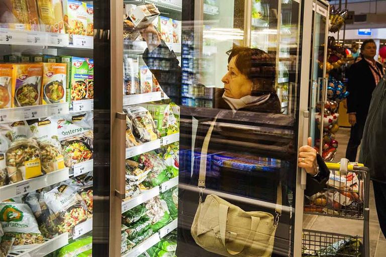 Supermarkten willen met iets hogere prijzen ook geen klanten verliezen aan de concurrent die hierin misschien niet meegaat. - Foto: ANP