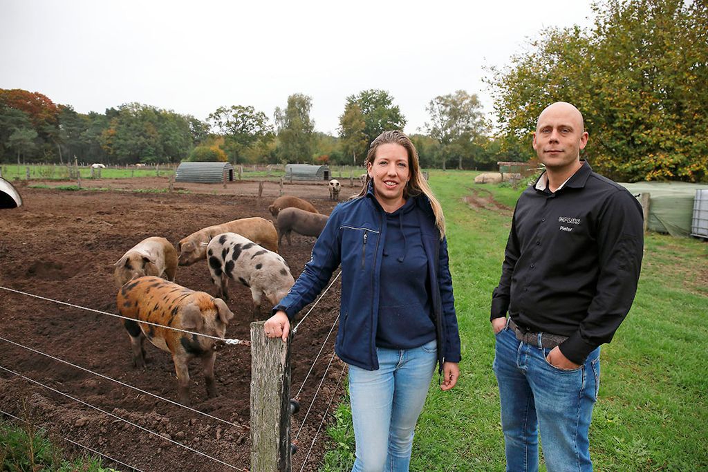 Bibi Dijkema van Wroetende Varkens en Pieter Stam, eigenaar van supermarkt Plus Stam. - Foto's: Hans Prinsen