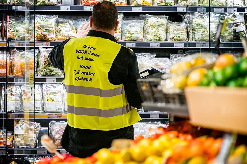 Het kabinet waarschuwde maandag dat werknemers in veel supermarkten door drukte niet veilig hun werk kunnen doen. - Foto: ANP