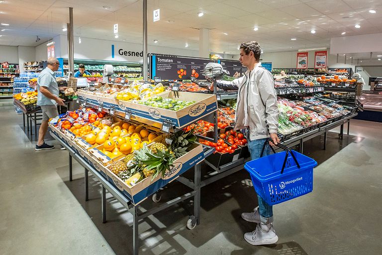 Consumenten gaven in oktober minder geld uit aan voeding, terwijl ze aan kleding en schoenen juist meer besteedden. - Foto: Roel Dijkstra