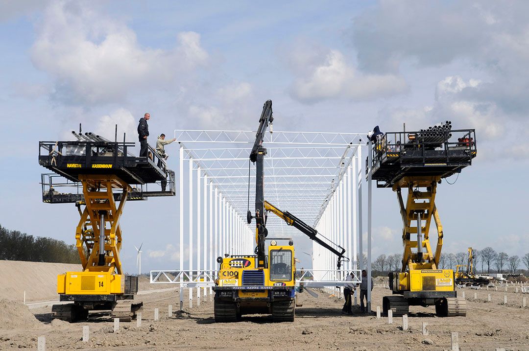 Archiefbeeld kassenbouw. In Zevenhuizen moet eerst nog grond verworven worden. - Foto: Wick Natzijl