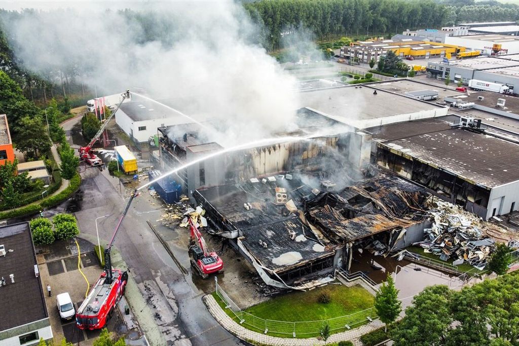 Bij de brand op zondag 11 juli werden in ieder geval twee productiehallen verwoest. - Foto: ANP