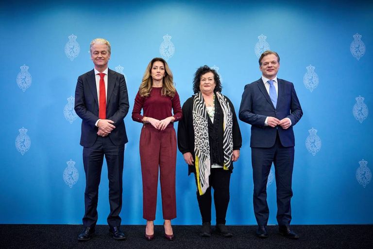Geert Wilders (PVV), Dilan Yesilgoz (VVD), Caroline van der Plas (BBB) en Pieter Omtzigt (NSC) presenteerden het hoofdlijnenakkoord in de Tweede Kamer. – 
Foto:  ANP / Hollandse Hoogte  /  Phil Nijhuis