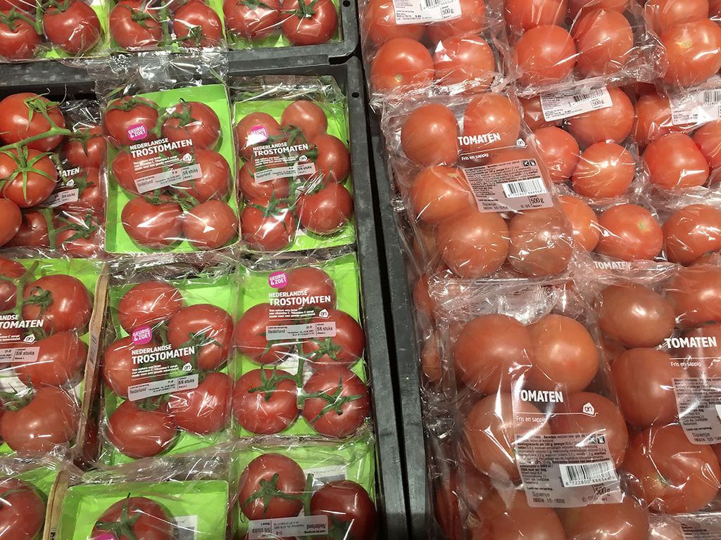 Archiefbeeld tomatenverkoop AH. Trostomaten verkoopt AH nu los. - Foto: Ton van der Scheer