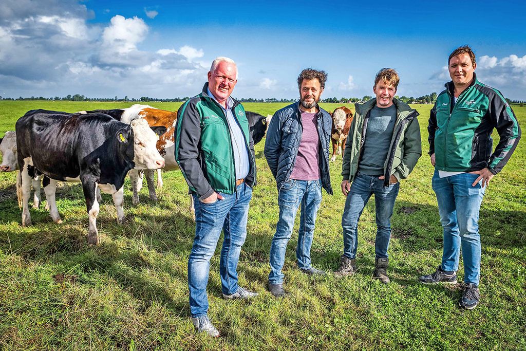 Vlnr: Allard Bakker (directeur De Groene Weg), Erik van der Velde (biologisch melkveehouder), Gert-Jan Stoeten (biologisch vleesveehouder), Daan Tomesen (projectmanager De Groene Weg). - Foto: Venema Media