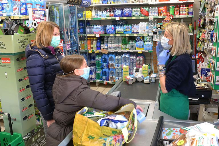 Boodschappen doen in Italiaanse winkel. Het Italiaanse voedingsbedrijf Newlat ziet de zuivelverkopen toenemen. - Foto: ANP