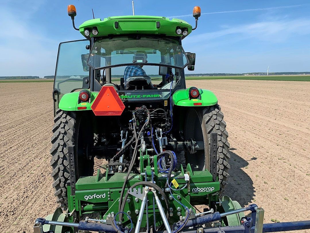 De Garford SideShift-bok zit letterlijk tussen trekker en werktuig. De machine kan, afhankelijk van het type, 15 of 25 centimeter naar links en naar rechts bewegen. - Foto: Homburg