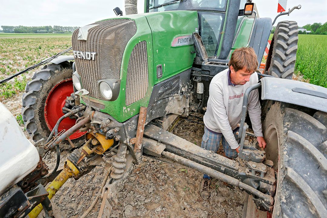 Alle trekkers zijn omgebouwd naar 3 meter spoorbreedte en het frezen gaat in hetzelfde spoor als het planten.  De planten komen beter tot hun recht", aldus Moors. - Foto: Lex Salverda
