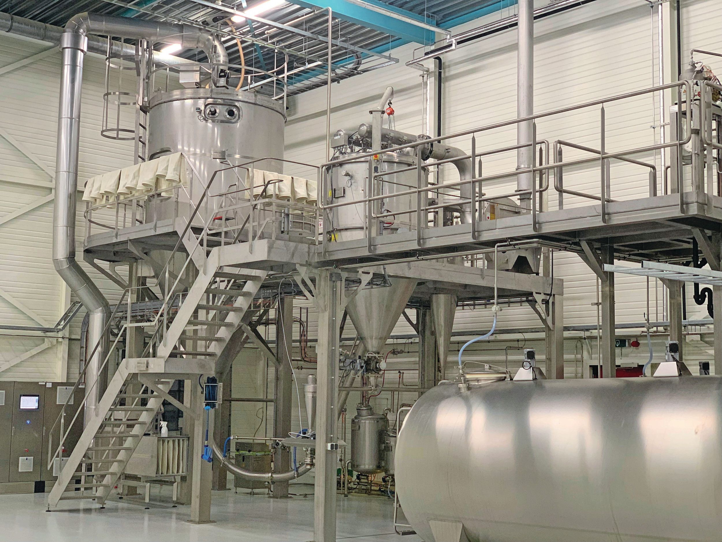 Aliga produceert micro-algen in Oldenzaal. De organismes worden gekweekt in gecontroleerde omstandigheden in fermentatoren. Foto: Aliga