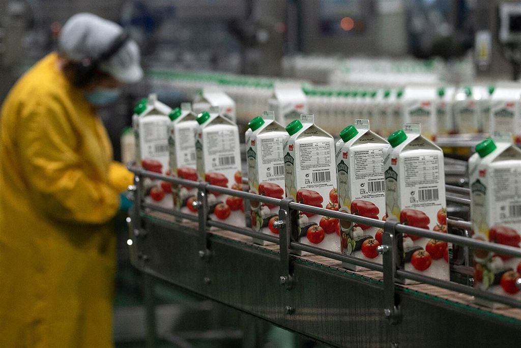 Productie van gazpacho in een fabriek in het Spaanse Murcia. Voor voedingsbedrijven wordt het extra lastig om te voldoen aan de komende EU-eisen. - Foto: ANP